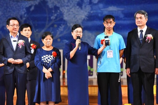 高雄市新芽獎學金頒獎 勉勵弱勢學子向上茁壯