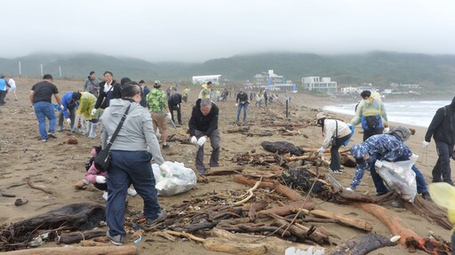 北海岸中角灣大掃除 北捷淨灘行動喚起減塑意識