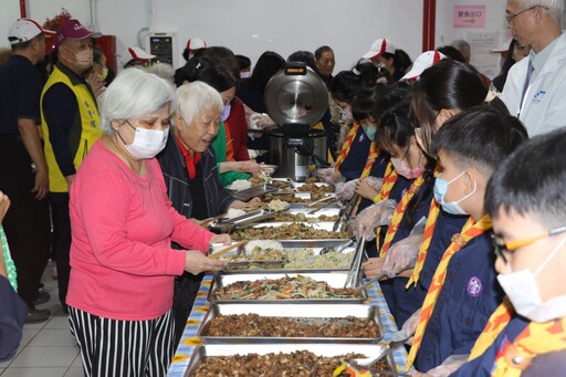 雙主廚到莒東社區義煮料理 與老人惜食共餐