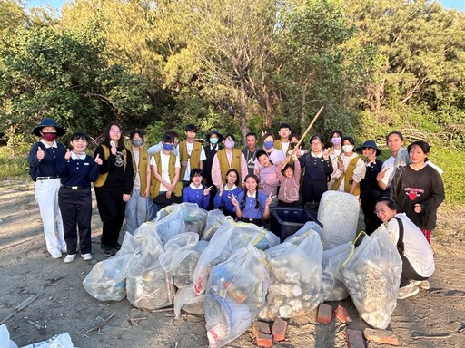 攜手守護湛藍未來 臺南慈青舉辦淨灘行動