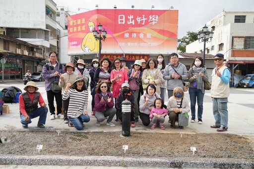 志工日出大道栽種風雨蘭 期待繁花盛開