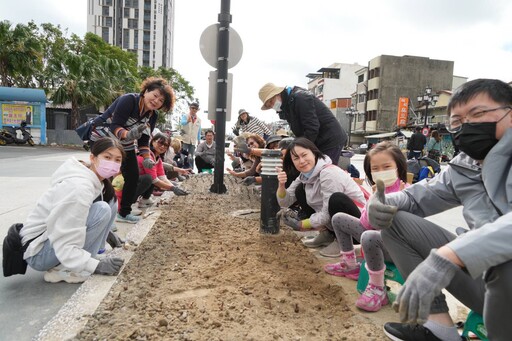 志工日出大道栽種風雨蘭 期待繁花盛開