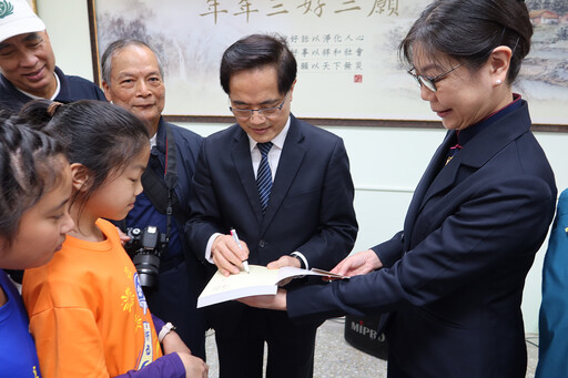 花慈林欣榮院長送給臺南母校特別的聖誕禮物