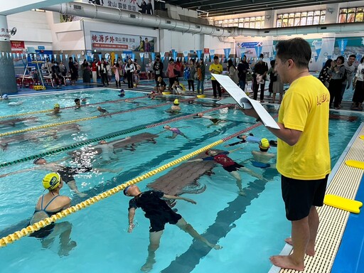 台中800名學童參與游泳級數檢定暨水中安全測驗