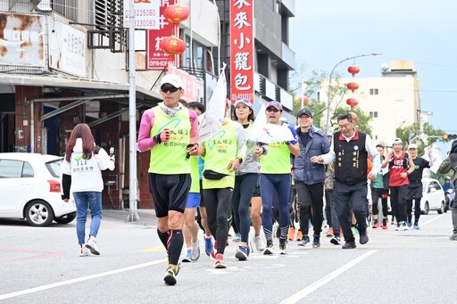 為愛募年菜 盲人環台公益六度路跑進花蓮家扶