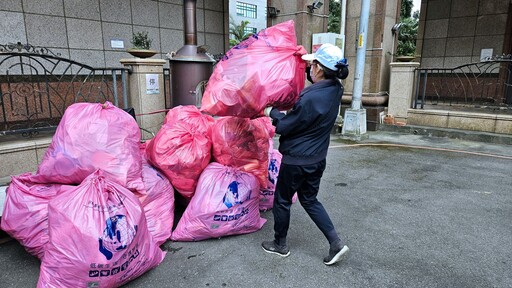 年前助弱勢個案大掃除 志工協力改善居住環境