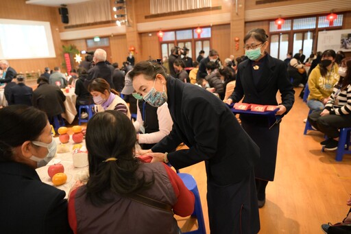 嘉義慈濟邀請感恩戶舉行冬令發放圍爐感恩會