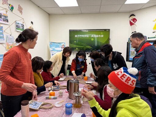 療癒中添樂趣 教導基隆新住民蝶谷巴特拼貼袋