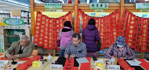 楠仔坑圖書館揮毫贈春聯 書墨滿堂迎金蛇