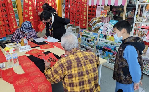 楠仔坑圖書館揮毫贈春聯 書墨滿堂迎金蛇