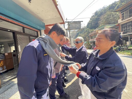 臺東慈濟志工到關山警局及南橫各所關懷員警