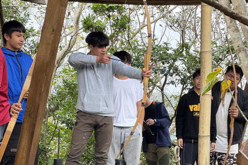 台東家扶山角青少年攀樹挑戰自我潛能