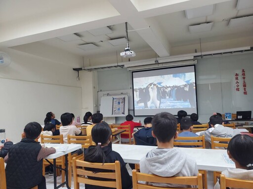 開學前聽海的呼喚 圖書館賞海洋電影