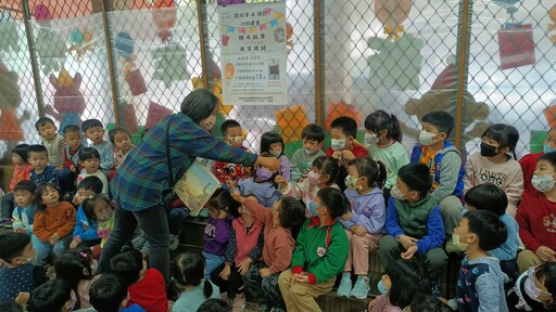 高市圖行動書車走進幼兒園 推閱讀慶元宵