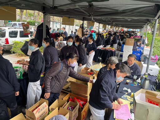 寒冬見溫情 臺中慈濟在豐樂公園舉辦義賣現人潮