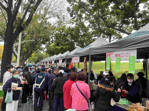 寒冬見溫情 臺中慈濟在豐樂公園舉辦義賣現人潮