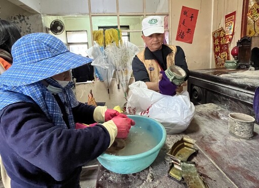 慈濟宜蘭五結志工動員清理關懷戶住家環境