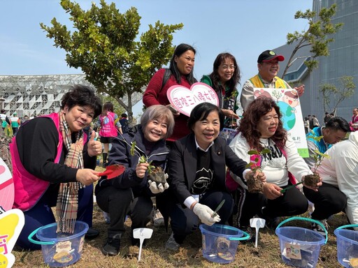 發票換樹苗 市攜手民團舉辦中央公園植樹活動