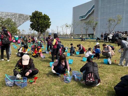 發票換樹苗 市攜手民團舉辦中央公園植樹活動