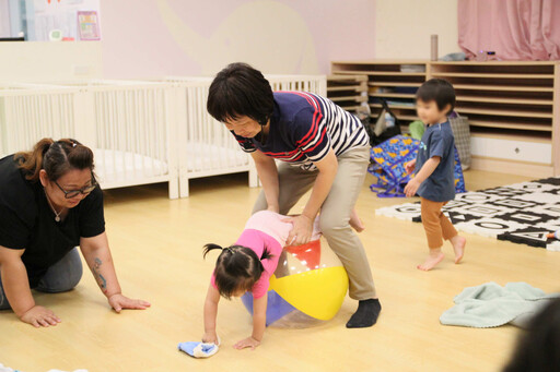 阿蓮兒童發展據點辦親子按摩 增進幼兒五感發展