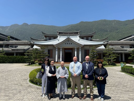 美國緬因中央中學校長親訪慈大附中 頒授雙聯學位畢業證書