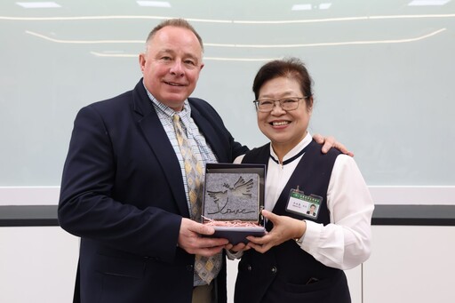 美國緬因中央中學校長親訪慈大附中 頒授雙聯學位畢業證書