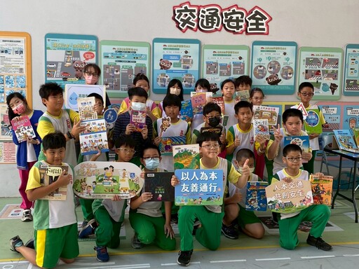 交通安全FUN學習！高市圖書車與劇團進五甲國小