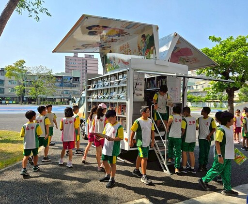 交通安全FUN學習！高市圖書車與劇團進五甲國小