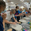 台南東山青山社區首次浴佛 志工與長者好因緣