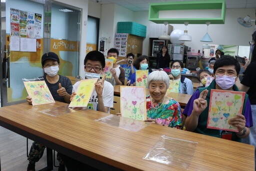 母親節「卡」有心 伊甸國光日照服務對象伴長輩