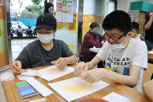 母親節「卡」有心 伊甸國光日照服務對象伴長輩