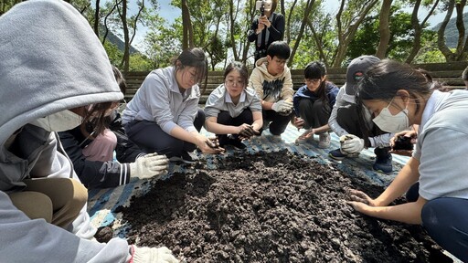 慈大張木林老師帶領 為太魯閣原生植被復育出力