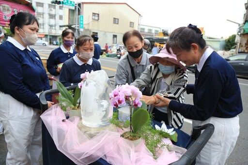 五月感恩的日子 他們在嘉義菜市場與佛結緣