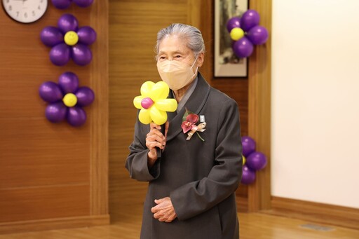 守護生命擁抱自我 花慈表揚護理師雙重精彩人生