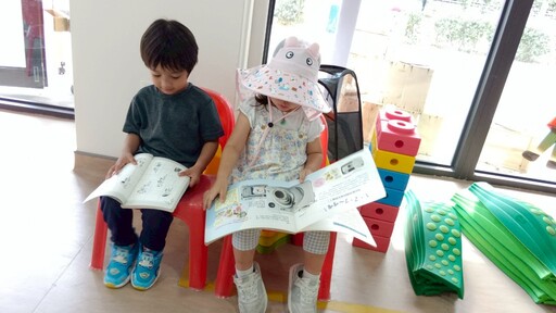 閱讀愛滿園書車傳馨香 雙語共讀歡慶母親節