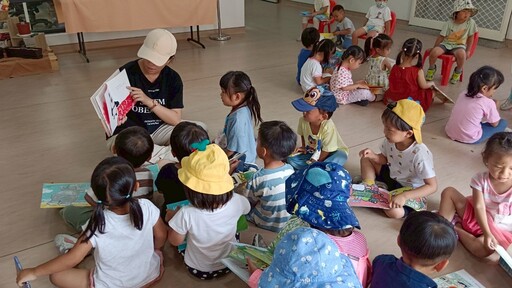 閱讀愛滿園書車傳馨香 雙語共讀歡慶母親節