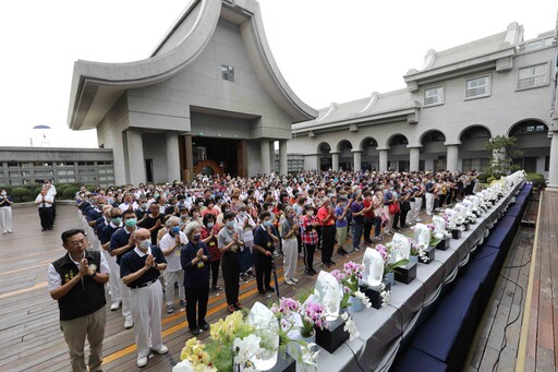 在彰化靜思堂浴佛發現幸福G蛋糕餐車
