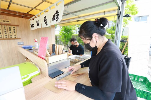 在彰化靜思堂浴佛發現幸福G蛋糕餐車