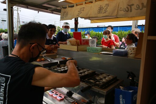 在彰化靜思堂浴佛發現幸福G蛋糕餐車