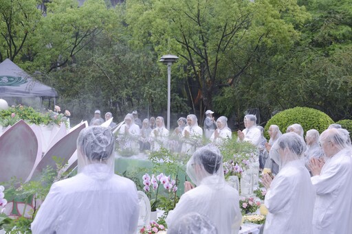 浴佛清淨身口意 法水甘露潤眾生