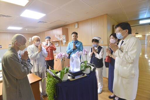 浴佛清淨身口意 法水甘露潤眾生