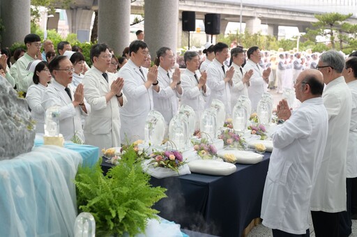 三節合一浴佛 三義台中兩醫院先後沐佛恩