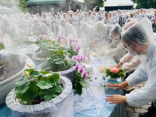 慈濟草屯戶外浴佛 天降甘霖法雨均霑