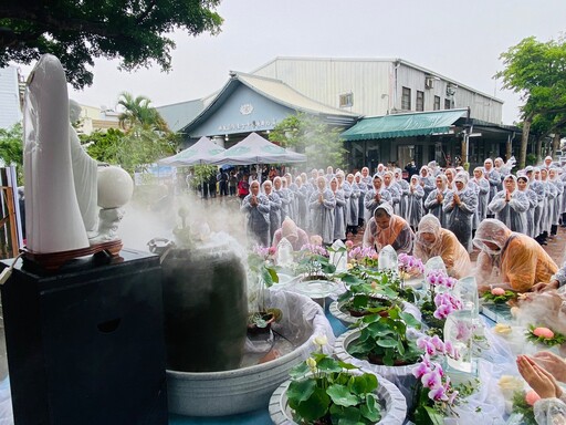 慈濟草屯戶外浴佛 天降甘霖法雨均霑