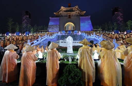中正紀念堂浴佛 賴總統帶領萬眾在法雨中祈願