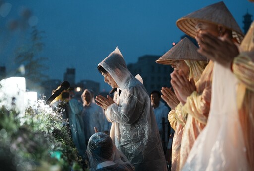 中正紀念堂浴佛 賴總統帶領萬眾在法雨中祈願