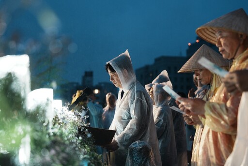 中正紀念堂浴佛 賴總統帶領萬眾在法雨中祈願