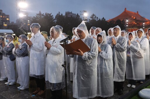 中正紀念堂浴佛 賴總統帶領萬眾在法雨中祈願