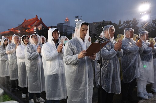 中正紀念堂浴佛 賴總統帶領萬眾在法雨中祈願