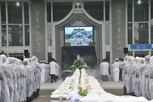 普沐佛恩心寧靜 消防隊長藉浴佛祝福出勤平安